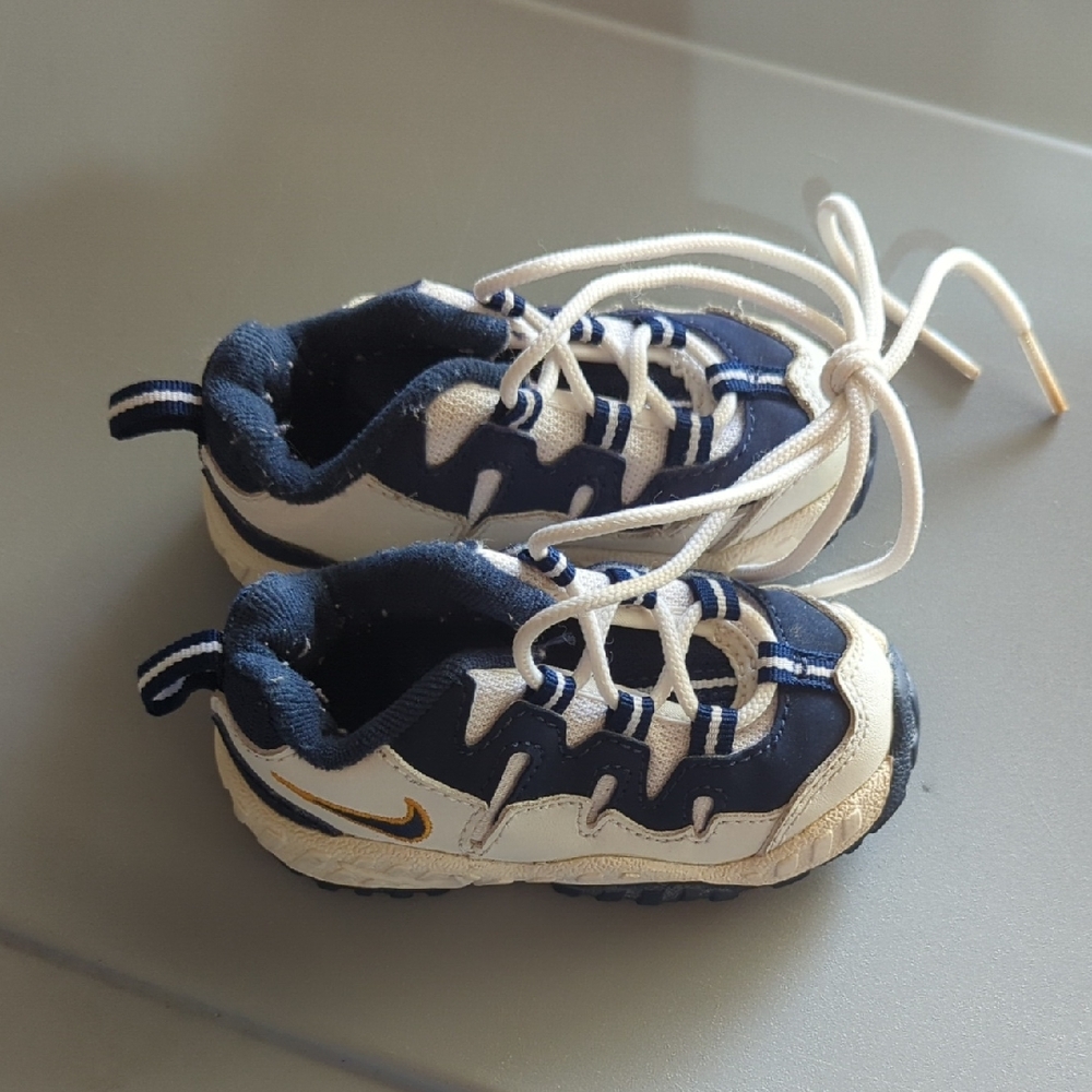 Nike Navy And White Youth Sneakers Size 5C. Lace Up Kids Sneakers.